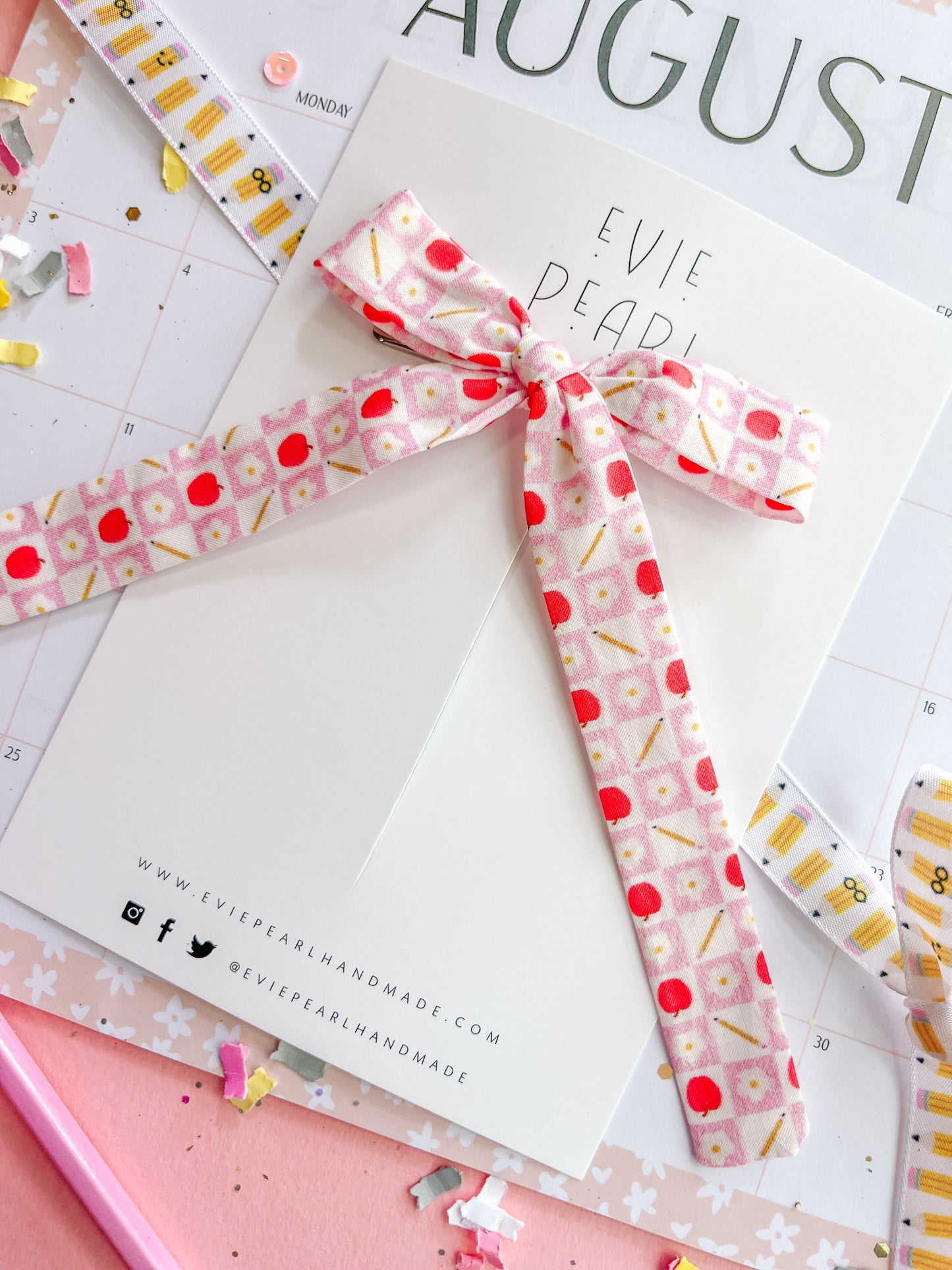 Apple Daisy Pencil Thin Bow