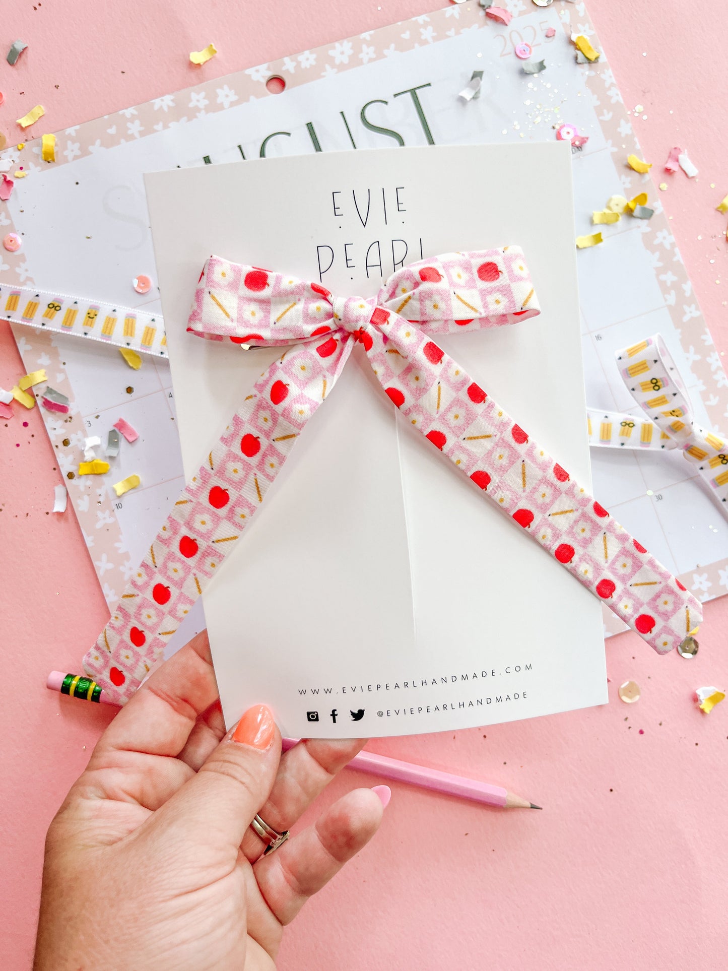 Apple Daisy Pencil Thin Bow